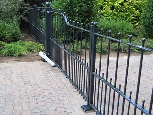 Farm Poorten Farmpoorten (sinds 1997) maakt exclusieve luxe houten- en smeedijzeren poorten en hekken. Deze worden door Farm Poorten geproduceerd en geplaatst. De poorten en hekken worden geautomatiseerd door Porttech.