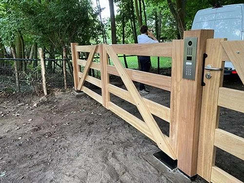 Farm Poorten Farmpoorten is opgericht in 1997 en is gespecialiseerd in de productie van exclusieve luxe houten- en smeedijzeren poorten en hekken. Deze worden door Farm Poorten geproduceerd en geplaatst. De poorten en hekken worden geautomatiseerd door Porttech.