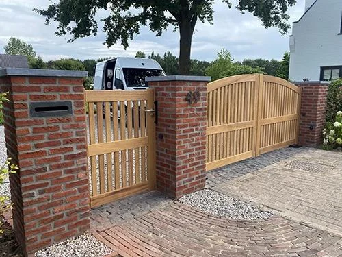 Farm Poorten: houten en ijzeren poorten en hekken Farmpoorten is al sinds 1997 gespecialiseerd in de productie van exclusieve luxe houten- en smeedijzeren poorten en hekken. Deze worden door Farm Poorten geproduceerd en geplaatst. De poorten en hekken worden geautomatiseerd door Porttech.