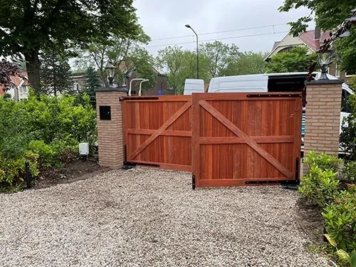 Farm Poorten: luxe houten poorten, exclusieve smeedijzeren hekken Farm Poorten (1997), is gespecialiseerd in de productie van exclusieve luxe houten- en smeedijzeren poorten en hekken. Deze worden door Farm Poorten geproduceerd en geplaatst. De poorten en hekken worden geautomatiseerd door Porttech.