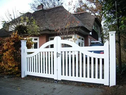 Farm Poorten: exclusieve houten en ijzeren poorten en hekken Farm Poorten (sinds 1997), is gespecialiseerd in de productie van luxe houten- en smeedijzeren poorten en hekken. Deze worden door Farm Poorten geproduceerd en geplaatst. De poorten en hekken worden geautomatiseerd door Porttech.