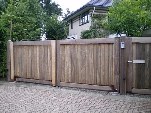 Farm Poorten Farm Poorten (opgericht in 1997), is gespecialiseerd in de productie van exclusieve luxe houten- en smeedijzeren poorten en hekken. Deze worden door Farm Poorten geproduceerd en geplaatst. De poorten en hekken worden geautomatiseerd door Porttech.